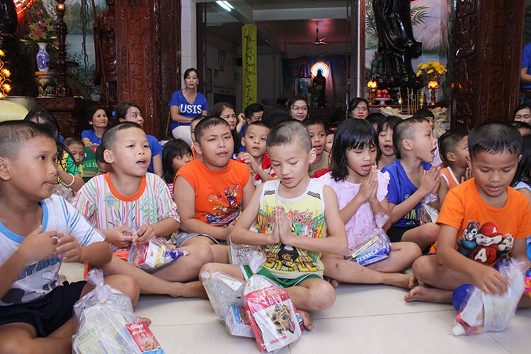 Tuy nhỏ tuổi nhưng các bé đã học thuộc lòng các bài Kinh Phật và đồng thanh đọc dõng dạc cho mọi người cùng lắng nghe.